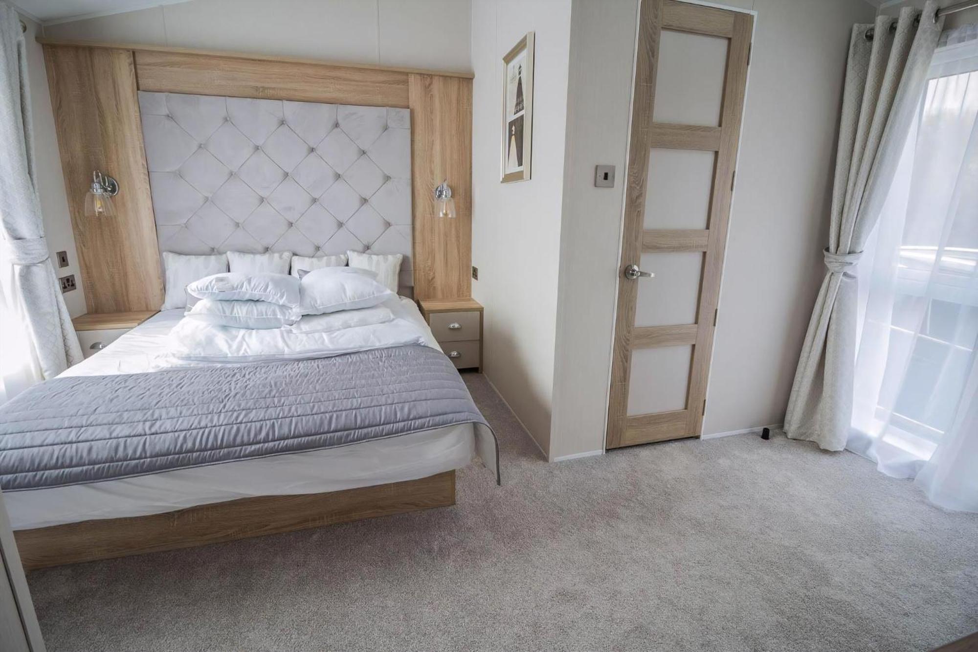 Stunning Caravan With Full Sea Views At Broadland Sands In Suffolk Ref 20236Bs Hopton on Sea Экстерьер фото