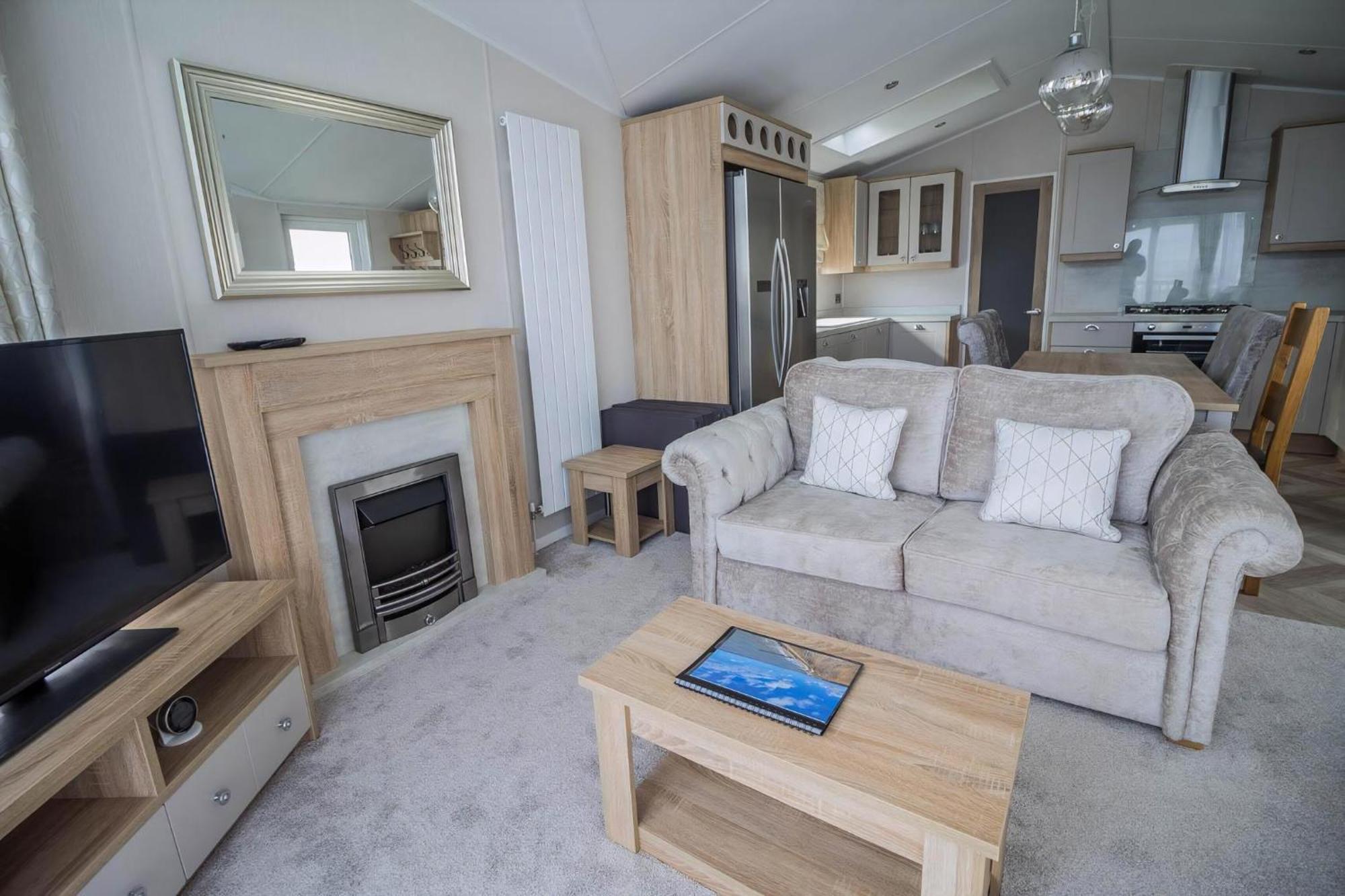 Stunning Caravan With Full Sea Views At Broadland Sands In Suffolk Ref 20236Bs Hopton on Sea Экстерьер фото